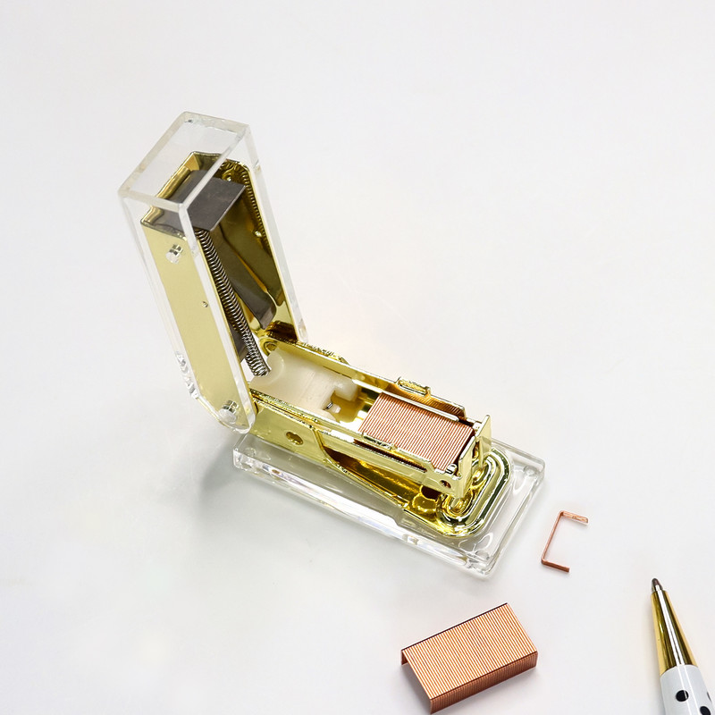 Mini läbipaistev kuldne klammerdaja kontoris Kodu Kooliköitmistarbed Kawaii väike klammerdaja Peen kaasaskantav klammerdaja kirjatarbed