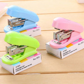 1 комплект Creative Candy Color Stapler със стоманени щипки Сладко домашно подвързване за хартия, кламер, канцеларски материали, офис ученически пособия