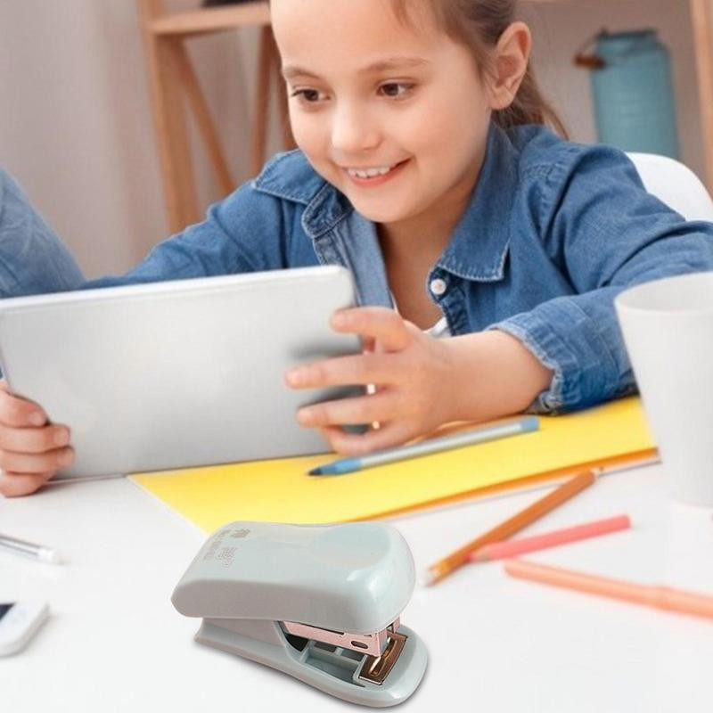 Μίνι συρραπτικό με συρραπτικά χειρός για το γραφείο Το μίνι συρραπτικό περιλαμβάνει ενσωματωμένο εξάρτημα αφαίρεσης συρραπτικών & συρραπτικό 400 τμχ για το σπίτι