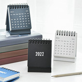 Calendar simplu de birou 2022 cu autocolante Mini Planificator de masă cu program zilnic dublu Organizator anual Rechizite școlare de birou