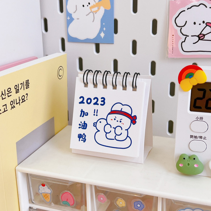 2023 m. mini stalinis kalendorius Rašomasis stalas Animacinių filmų dekoravimo kalendorius Mokyklos biuro stalai Rašomojo stalo dekoravimas Paprastas kasdienis mini stovo kalendorius