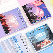 1 vnt. 2023 m. Naujųjų metų kalendorius Purpurinis debesies peizažo raštas Apverčiamas kalendorius staliniam kompiuteriui stovintis mini kalendorius