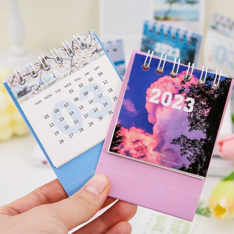 1 vnt. 2023 m. Naujųjų metų kalendorius Purpurinis debesies peizažo raštas Apverčiamas kalendorius staliniam kompiuteriui stovintis mini kalendorius