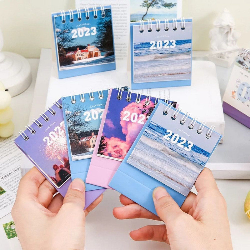 1 vnt. 2023 m. Naujųjų metų kalendorius Purpurinis debesies peizažo raštas Apverčiamas kalendorius staliniam kompiuteriui stovintis mini kalendorius