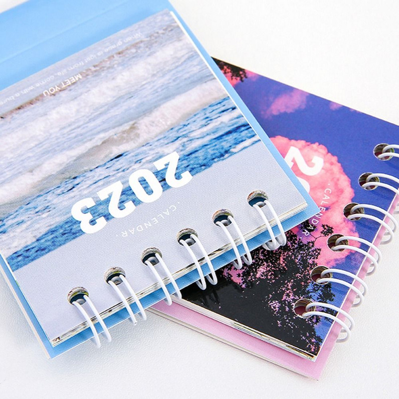 1 vnt. 2023 m. Naujųjų metų kalendorius Purpurinis debesies peizažo raštas Apverčiamas kalendorius staliniam kompiuteriui stovintis mini kalendorius