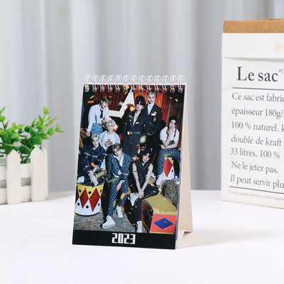 Kpop Stray Kids Novogodišnji stolni kalendar 2023. Ive Twice Aespa Stolni kalendar Organizator Planer Knjige Kalendar za 2023.