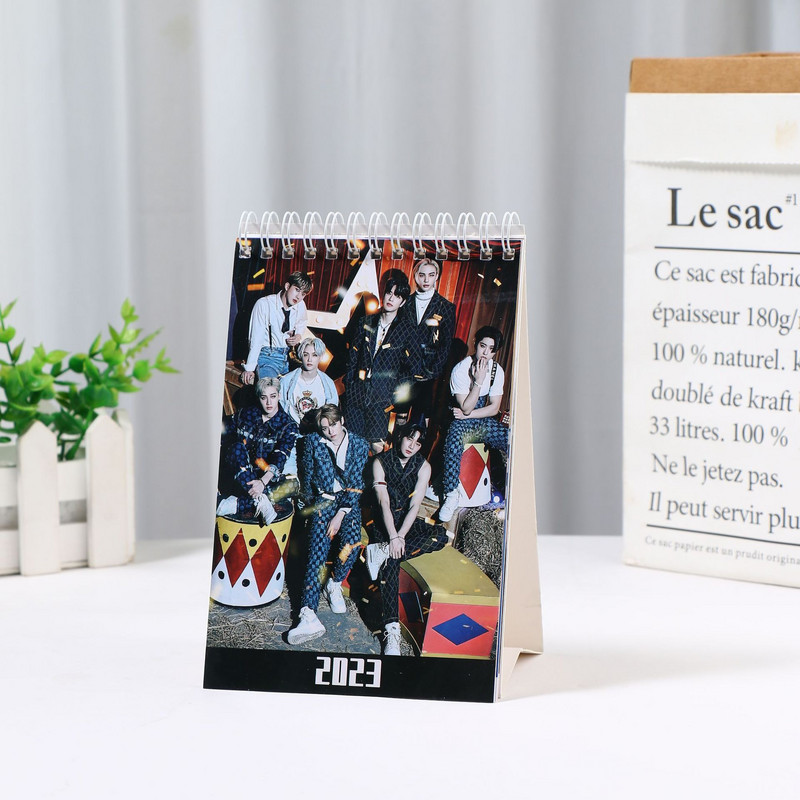 Kpop Stray Kids Novogodišnji stolni kalendar 2023. Ive Twice Aespa Stolni kalendar Organizator Planer Knjige Kalendar za 2023.