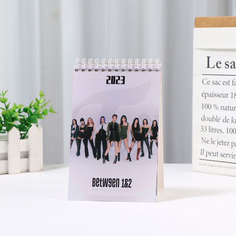 Kpop Stray Kids Novogodišnji stolni kalendar 2023. Ive Twice Aespa Stolni kalendar Organizator Planer Knjige Kalendar za 2023.