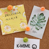 Kreatív narancssárga rajzszög parafatáblához és térképes irodai nyomógombos tűhöz