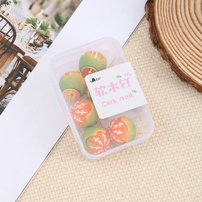 Kreatív narancssárga rajzszög parafatáblához és térképes irodai nyomógombos tűhöz