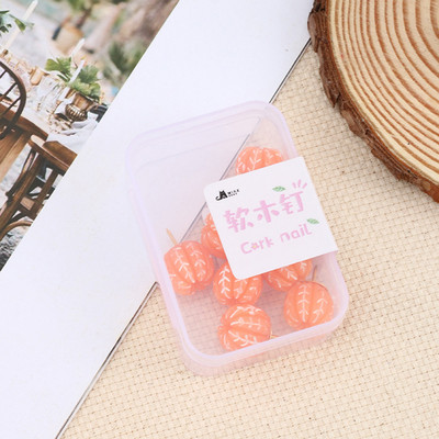 Kreatív narancssárga rajzszög parafatáblához és térképes irodai nyomógombos tűhöz