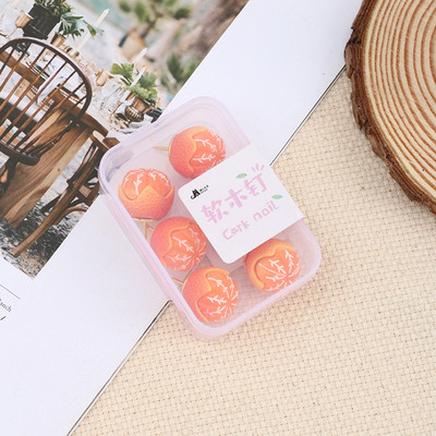 Kreatív narancssárga rajzszög parafatáblához és térképes irodai nyomógombos tűhöz