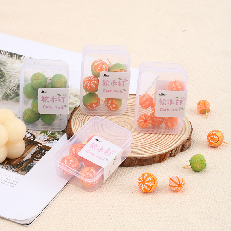 Kreatív narancssárga rajzszög parafatáblához és térképes irodai nyomógombos tűhöz