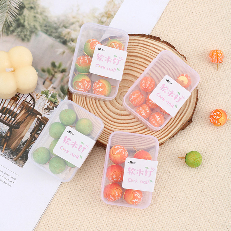 Kreatív narancssárga rajzszög parafatáblához és térképes irodai nyomógombos tűhöz