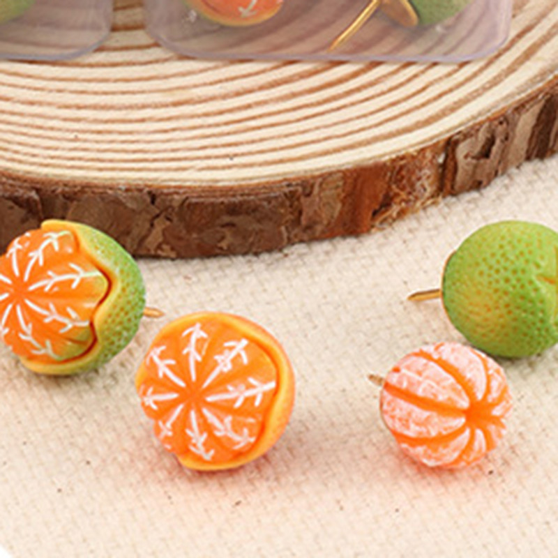 Kreatív narancssárga rajzszög parafatáblához és térképes irodai nyomógombos tűhöz