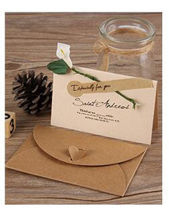 1 komplekti miniümbrik Vintage isetegemise jõupaberist kutse õnnitluskaardi sildid Kaardid Käsitsi valmistatud kuivlillega pulmapeo kingituse ümbrik