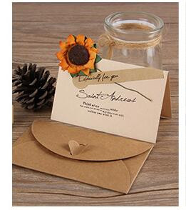 1 komplekti miniümbrik Vintage isetegemise jõupaberist kutse õnnitluskaardi sildid Kaardid Käsitsi valmistatud kuivlillega pulmapeo kingituse ümbrik