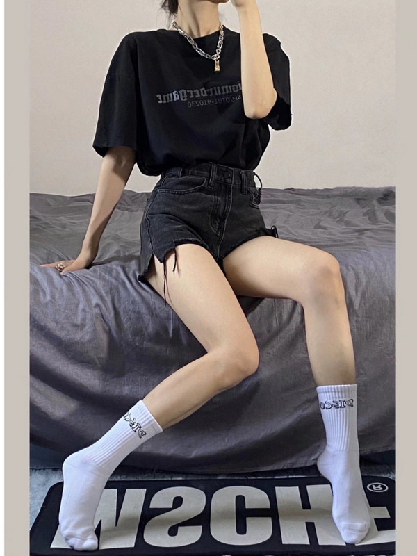 „Feynzz“ vasaros drabužiai yra moteriškų sūrių ir saldžių, vakarietiško stiliaus, senėjimą mažinančių, keptų gatvės džinsinių šortų tendencija