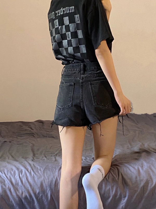 „Feynzz“ vasaros drabužiai yra moteriškų sūrių ir saldžių, vakarietiško stiliaus, senėjimą mažinančių, keptų gatvės džinsinių šortų tendencija