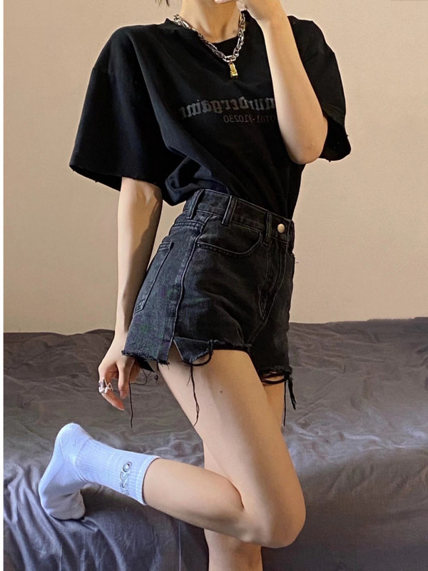 „Feynzz“ vasaros drabužiai yra moteriškų sūrių ir saldžių, vakarietiško stiliaus, senėjimą mažinančių, keptų gatvės džinsinių šortų tendencija