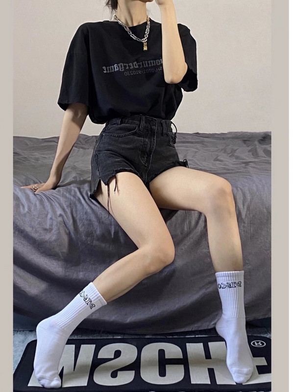 „Feynzz“ vasaros drabužiai yra moteriškų sūrių ir saldžių, vakarietiško stiliaus, senėjimą mažinančių, keptų gatvės džinsinių šortų tendencija