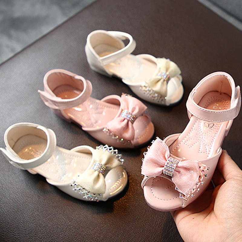 Baywell Sandal Anak-anak Perempuan Sepatu Putri Anak Perempuan Busur Kristal Sepatu Pertunjukan Tari Flat Mode Sandal Anak Baru Musim Panas