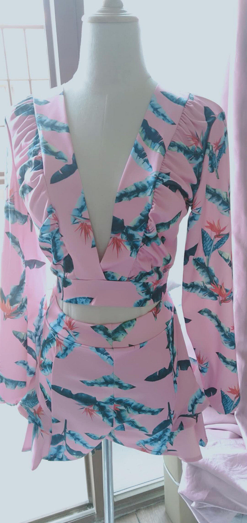 CM.YAYA vasaros moterų komplektas, sportiniai kostiumai Beach Bohe gėlėmis marginti viršutiniai drabužiai + šortai Seksualūs naktinio klubo vakarėlio gatvės dviejų dalių kostiumai