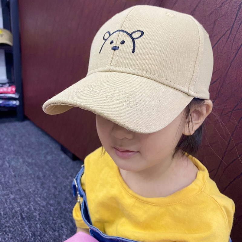 1 db Gyermek egyszínű baseball sapka baba napozósapka gyerekek pamut légáteresztő sapka fiú lány lány állítható sapka aranyos medve hímzett