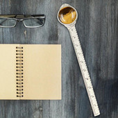 Patvari žymė senovinė žalvario žymė Tigro akimis inkrustuota dirbtiniais brangakmeniais matavimo liniuotė Knygų žymėjimo žymė