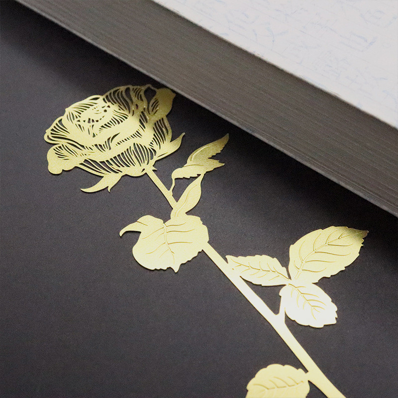 Metalo tekstūros rožinė tuščiavidurė žymė Išskirtinė senovinio kinų stiliaus literatūrinio temperamento užklasinio skaitymo kortelė