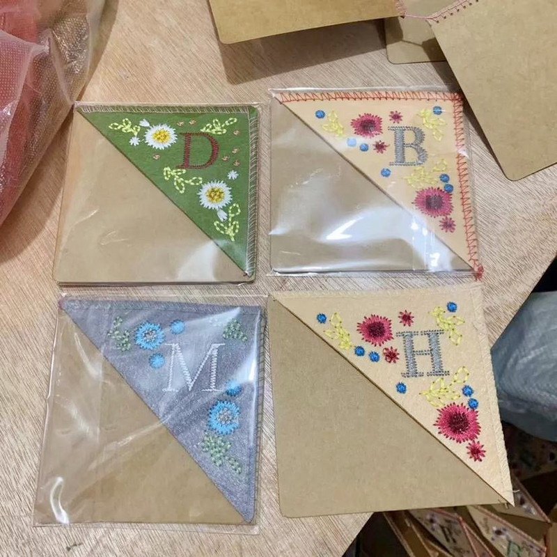 „Four Seasons“ suasmenintos siuvinėjimo rankomis žymės Mielos veltinio gėlės rankomis išsiuvinėtos kampinės žymės Kanceliarinės prekės Laiškas žymė