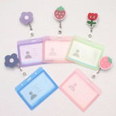 Saldainių spalvos braškių gėlės, ištraukiamos ženkliukų ritės, akrilas, studentų slaugytojos paroda, asmens tapatybės kortelės ženklelio laikiklis, raštinės reikmenys