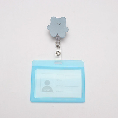 Saldainių spalvos braškių gėlės, ištraukiamos ženkliukų ritės, akrilas, studentų slaugytojos paroda, asmens tapatybės kortelės ženklelio laikiklis, raštinės reikmenys