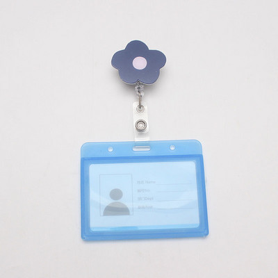 Saldainių spalvos braškių gėlės, ištraukiamos ženkliukų ritės, akrilas, studentų slaugytojos paroda, asmens tapatybės kortelės ženklelio laikiklis, raštinės reikmenys