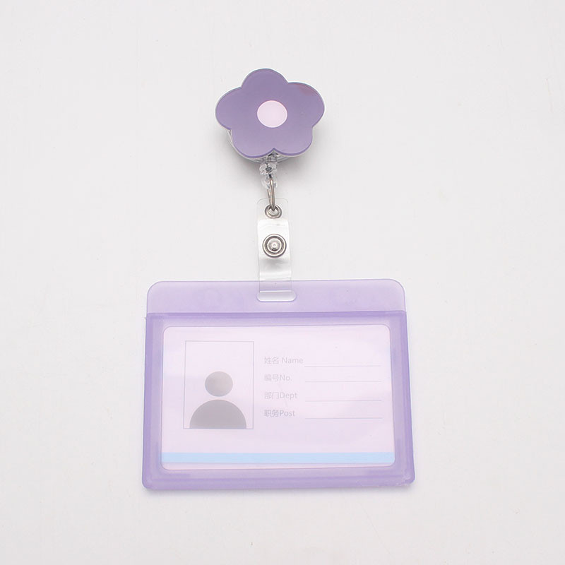 Saldainių spalvos braškių gėlės, ištraukiamos ženkliukų ritės, akrilas, studentų slaugytojos paroda, asmens tapatybės kortelės ženklelio laikiklis, raštinės reikmenys