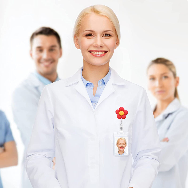 Макара за значка с пет венчелистчета от смола в цвят бонбон Прибиращ се държач за значка с идентификационен номер с въртяща се на 360 градуса щипка тип алигатор, държач за име