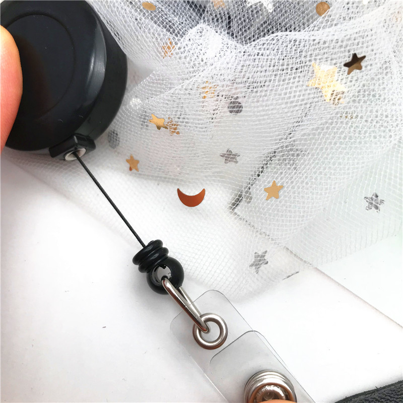 1 rinkinys Verslo ištraukiamo ženklelio ritės ištraukiamas asmens tapatybės kortelės ženklelio laikiklis.