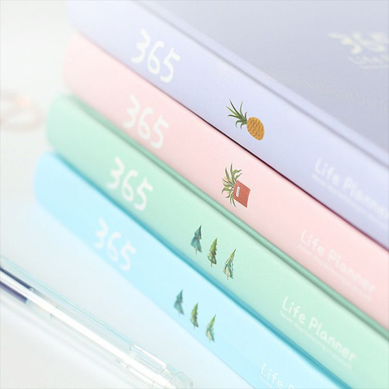 365 dienu plānotājs Piezīmju grāmatiņas Vienkārši grafiki Nākotnes dienasgrāmatas kārtotājs Studenti Biroja personīgās piezīmju grāmatiņas Kancelejas piederumi Skolas piederumi