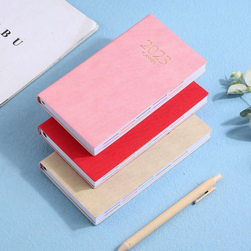 Plānošana ar teksturētu mākslīgās ādas vāku pārnēsājama piezīmju grāmatiņa birojam