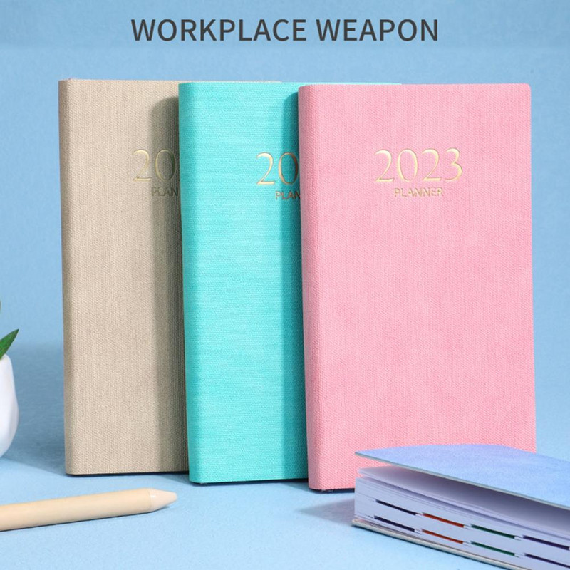 Plānošana ar teksturētu mākslīgās ādas vāku pārnēsājama piezīmju grāmatiņa birojam