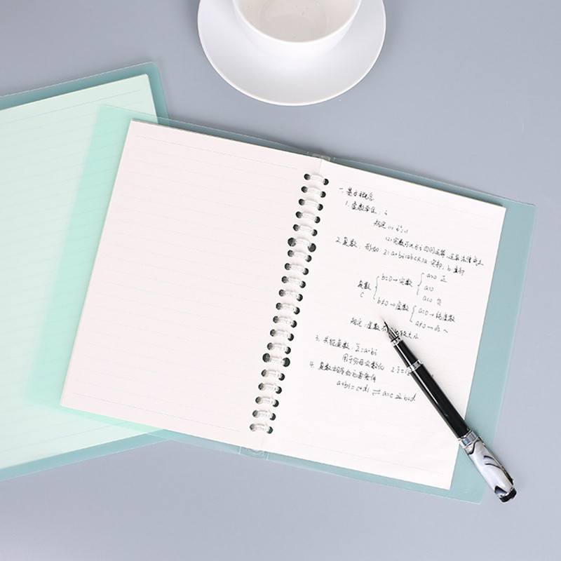 Īpaši plāni caurspīdīgi piezīmjdatori ar vaļīgām lapām Mīksta noņemama saistviela ar roku konta piezīmju grāmatiņa Skolas biroja plānotājs Grāmatu dienasgrāmatas piezīmju grāmatiņa