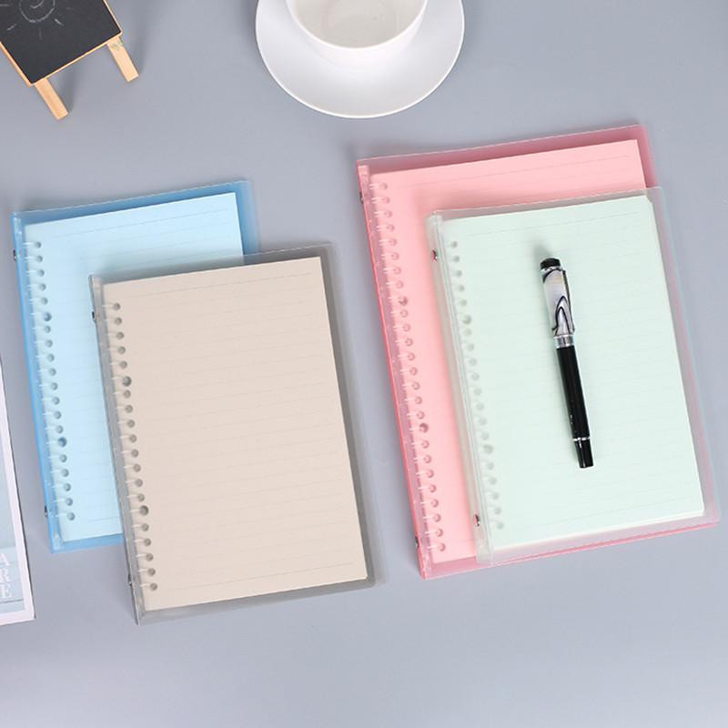 Īpaši plāni caurspīdīgi piezīmjdatori ar vaļīgām lapām Mīksta noņemama saistviela ar roku konta piezīmju grāmatiņa Skolas biroja plānotājs Grāmatu dienasgrāmatas piezīmju grāmatiņa