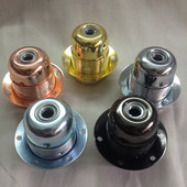 Σιδερένιο κεραμικό σιδερένιο κάλυμμα βάσης με πρίζα κεραμικής και πορσελάνης E27 βάση φωτιστικού με σκίαστρο με βάση 3 οπών