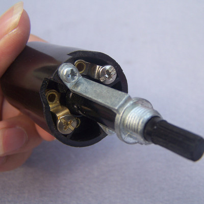 Kvaliteetse kahesuunalise pöördlülitiga keraamilise bakeliidipesa E27 näidisnäidis silmakaitse lambi peavalgusti tarvikud