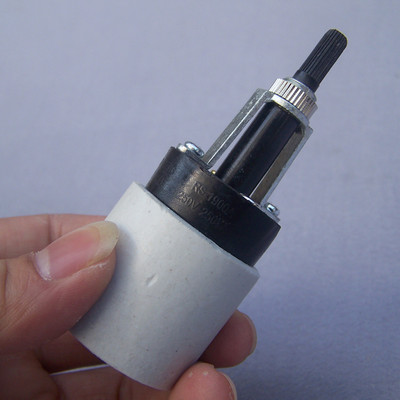 Kvaliteetse kahesuunalise pöördlülitiga keraamilise bakeliidipesa E27 näidisnäidis silmakaitse lambi peavalgusti tarvikud