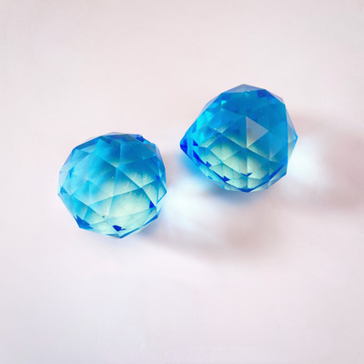 2 vnt. šviestuvų kristalų rutulys, blizgantis briaunotas stiklo pakabuko prizmės dalys Feng shui rutuliukai vaivorykštės saulės gaudyklės gaminimo reikmenys