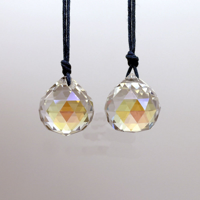 Топки от кристален полилей K9 с най-високо качество (безплатни пръстени) Многоцветно машинно изрязано и фасетирано стъкло 20 mm Фън Шуй сфери Направи си сам Ловец на слънце