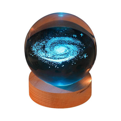 Unikali žėrinti planetinė galaktika astronautas krištolo rutulinis naktinis šviestuvas Medinis apšviestas pagrindo stovas žvaigždėtas projektoriai lempa prie lovos