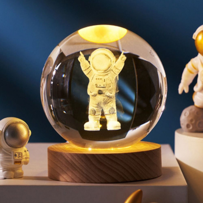 Unikali žėrinti planetinė galaktika astronautas krištolo rutulinis naktinis šviestuvas Medinis apšviestas pagrindo stovas žvaigždėtas projektoriai lempa prie lovos