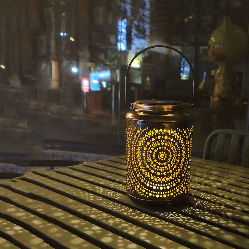 Lumină solară cu LED Lanternă impermeabilă Lumină pentru grădină în aer liber. Lumini din fier forjat. Lumină proiector pentru peisaj